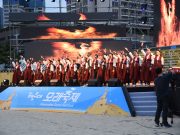 해운대 모래 축제, 시원한 해변에 관광객들 북적