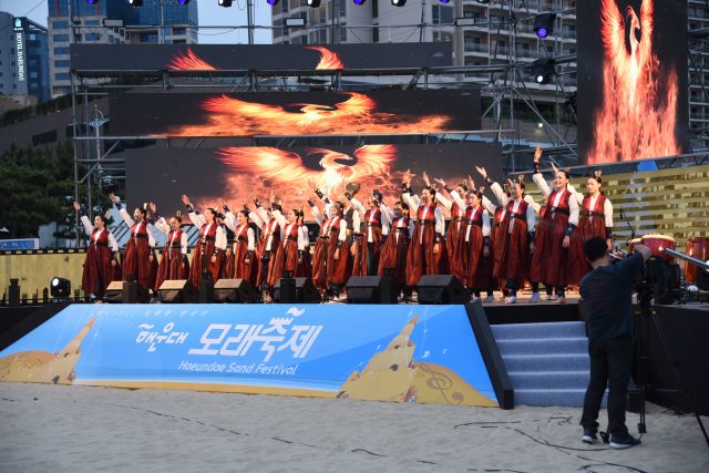 해운대 모래 축제, 시원한 해변에 관광객들 북적