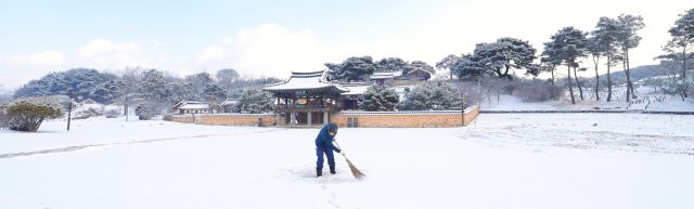 남계서원에 내린 2월 첫눈… 입춘 앞두고 고즈넉한 풍경