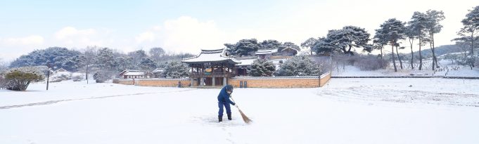 남계서원에 내린 2월 첫눈… 입춘 앞두고 고즈넉한 풍경