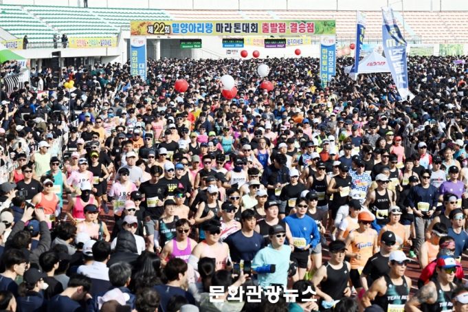 밀양 들판 가르며 1만여 명 질주…아리랑마라톤, 명품 코스 열기 입증