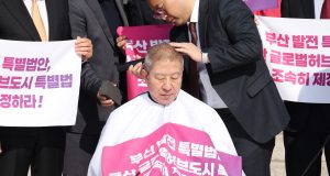 박형준, 국회 앞 삭발까지…부산 글로벌허브도시특별법 제정 촉구