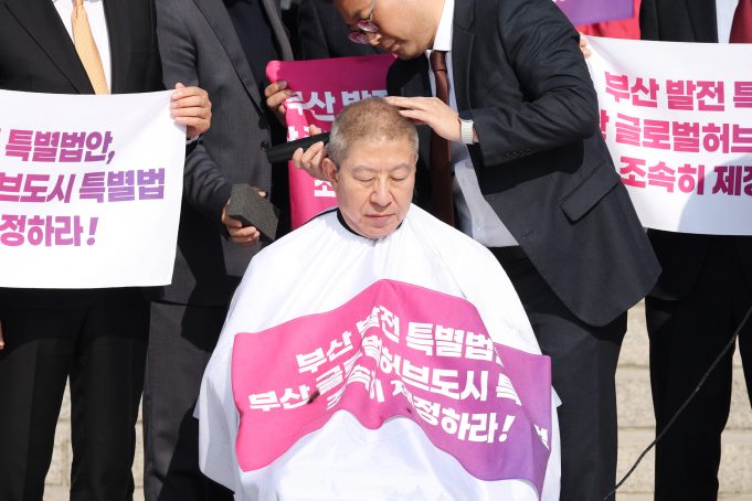 박형준, 국회 앞 삭발까지…부산 글로벌허브도시특별법 제정 촉구