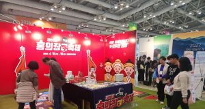 의령 홍보관 앞, 주사위 하나에 웃음이 터졌다
