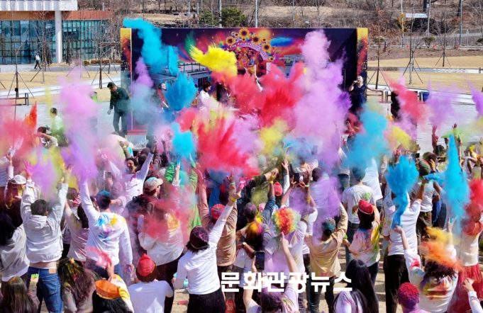오색 가루로 물든 밀양의 봄