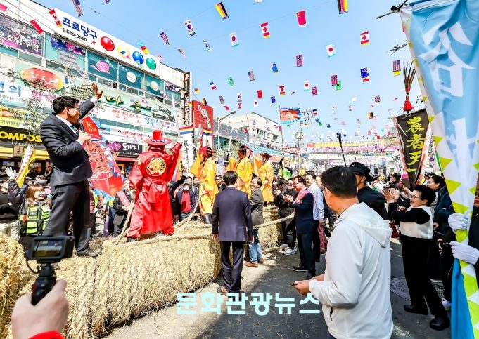 함안 ‘칠원고을줄다리기’ 성황…3000명 줄 당기며 풍년 기원