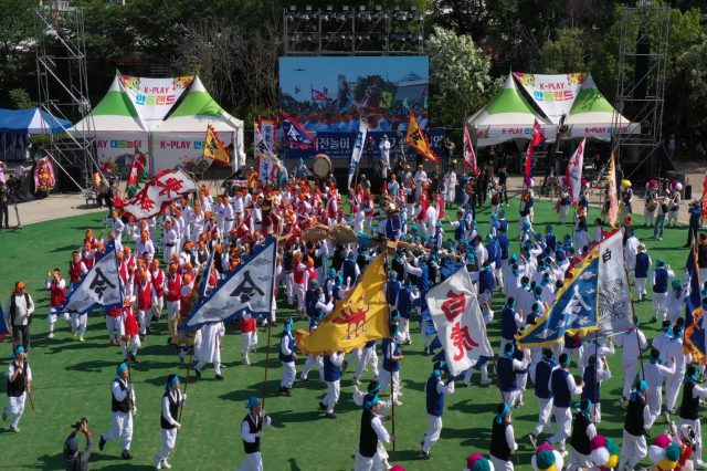 안동 도심 들썩인 축제 개막 전야…전통놀이부터 글로벌 미식까지 ‘눈길’