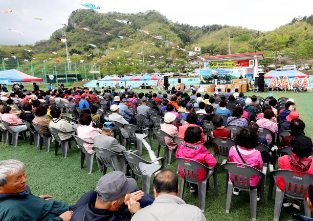비 걷히자 웃음꽃 활짝…장흥 부산면민 400명 한자리에