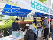 율하천 걷기행사서 치매예방 체험 ‘호응’…갑을장유병원 건강부스 운영