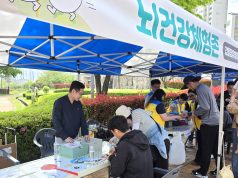 율하천 걷기행사서 치매예방 체험 ‘호응’…갑을장유병원 건강부스 운영