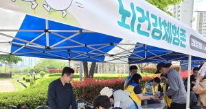율하천 걷기행사서 치매예방 체험 ‘호응’…갑을장유병원 건강부스 운영