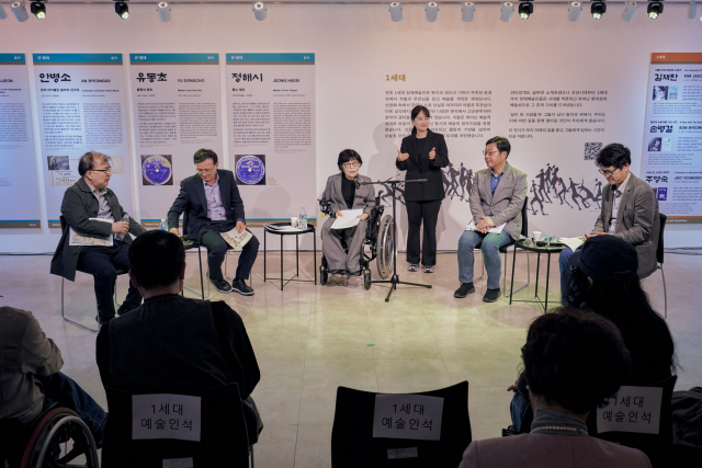 대학로 전시장 채운 질문과 박수…장애예술인 역사에 관람객 발길