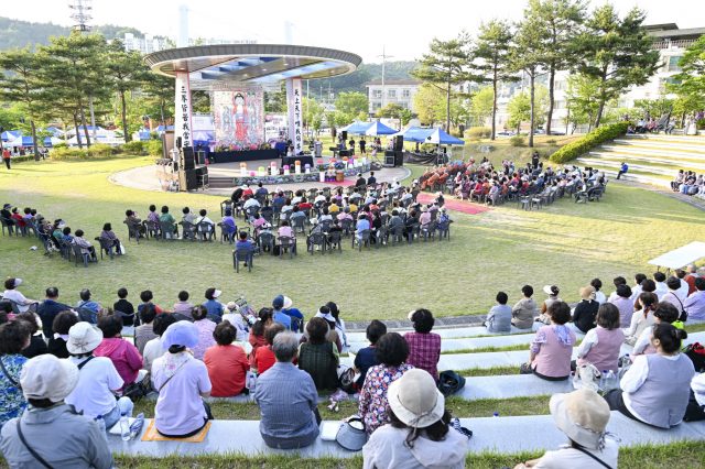 연등 불빛 아래 울린 축원의 마음…문경시 봉축법요식 봉행