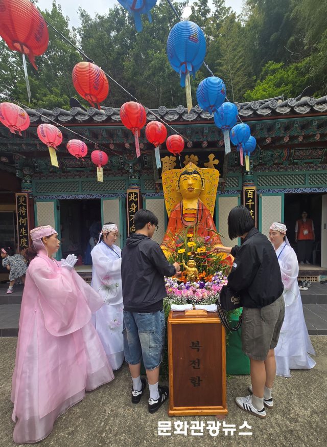 연등 아래 모인 불심…부산 사찰마다 봉축 물결