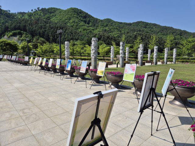 숲길 따라 걸으면 시 한 편…수타사 생태숲에 펼쳐진 야외 문학관