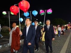 연등 물결 따라 걷는 상림의 밤…함양군 봉축축제에 자비의 불빛