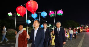 연등 물결 따라 걷는 상림의 밤…함양군 봉축축제에 자비의 불빛
