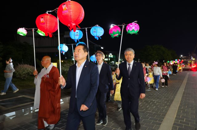 연등 물결 따라 걷는 상림의 밤…함양군 봉축축제에 자비의 불빛