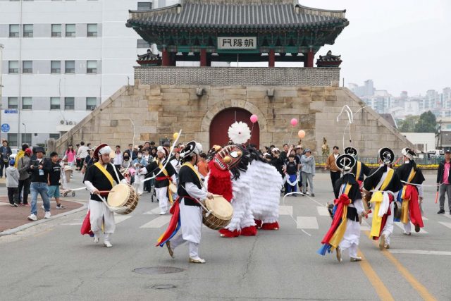 아이들로 가득 찬 홍성 도심, 뛰고 배우는 역사 축제 3만 8천 명 발길