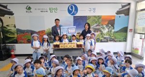 된장 한 통에 담긴 따뜻한 마음…함안 어린이들, 정성 가득 나눔 실천