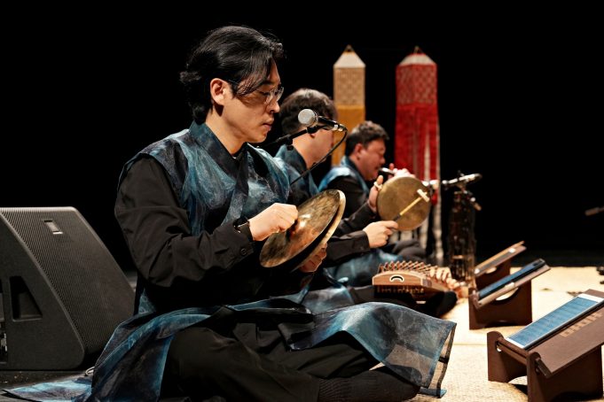 사라져가는 동해안 오구굿, 무대 위에 되살아나다