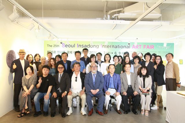 제25회 인사동 국제 아트페어 개막…작가와 관람객이 만나는 ‘열린 미술시장’ 눈길