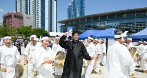 부산역에 울려 퍼진 밀양아리랑… BTS 콘서트 관람객 사로잡은 밀양 홍보전