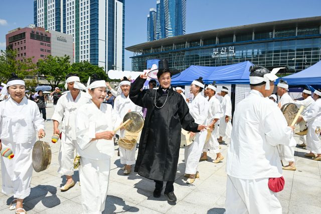 부산역에 울려 퍼진 밀양아리랑… BTS 콘서트 관람객 사로잡은 밀양 홍보전
