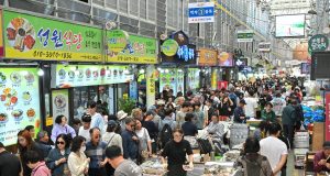 정선아리랑시장 처마 밑에 찾아온 봄손님…제비가 전한 ‘정선의 인심’