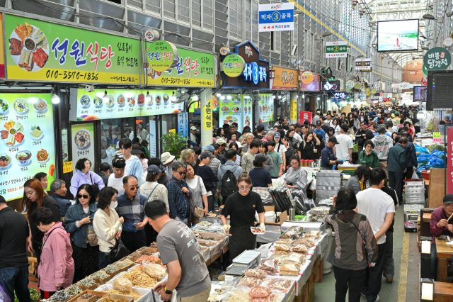 정선아리랑시장 처마 밑에 찾아온 봄손님…제비가 전한 ‘정선의 인심’
