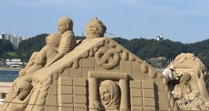 거대한 모래 동화왕국 펼쳐진 영일대…포항, 샌드페스티벌로 여름 관광객 맞이