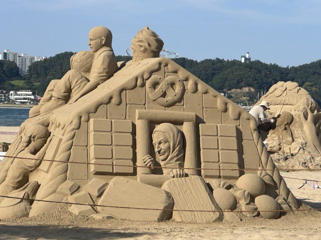 거대한 모래 동화왕국 펼쳐진 영일대…포항, 샌드페스티벌로 여름 관광객 맞이
