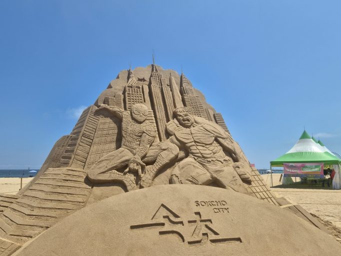 청호해수욕장에 초대형 모래조각 등장…속초, 체류형 관광 콘텐츠 강화