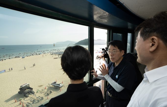 황종우 해수부 장관, 해운대해수욕장 점검…안전관리·바가지요금 집중 살펴