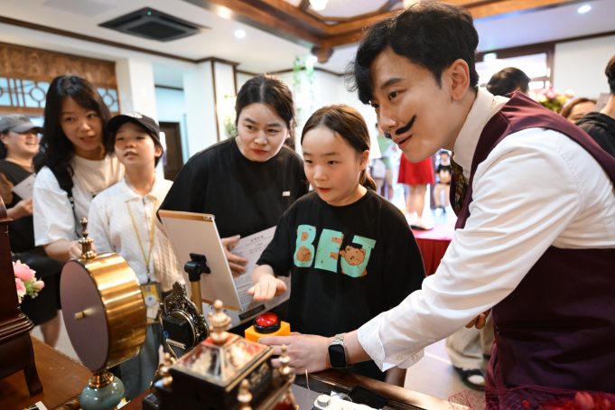 근대골목 밝힌 밤빛 유혹… 8만 관람객 강경 밤길 거닐었다